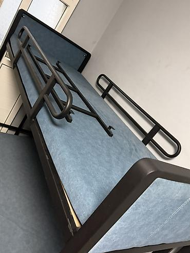 bunk bed: Двухъярусная металлическая кровать с усиленной рамой и мягкими — 2