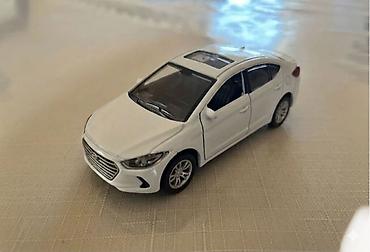 Oyuncaqlar: Metal korpuslu miniatür sedan avtomobil modeli. Xüsusiyyətlər: - — 1