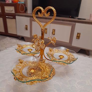 Zərif qızılı bəzəkli meyvə və şirniyyat stendi - 3 bölməli masaüstü