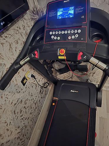 ev turniki: BodyFit qaçış trenajoru - Güclü, səssiz elektrik mühərriki ilə evdə — 3