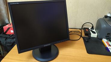 Monitorlar: LCD Monitor Samsung Syncmaster Model: 740N 17-düym ekrandır. Əla