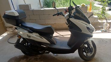 электрические мотоциклы бишкек: Скутер (белый/черный) с высоким тонированным ветровым стеклом и задним