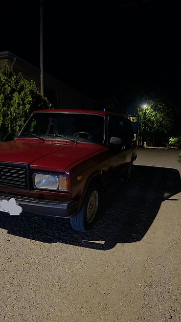 ucuz avto: VAZ 2107, tünd qırmızı rəngli sedan. Texniki xüsusiyyətlər və dizayn — 1