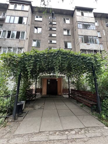 снять квартиру в частном секторе: 2 бөлмө, 48 кв. м, 104-серия, 1 кабат, Косметикалык ремонт