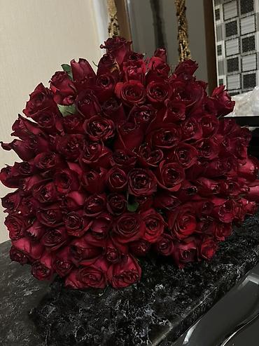 gul lecekleri: Qırmızı qızılgüllərdən böyük əl dəstəsi - Tünd qırmızı rəngli, sıx — 3
