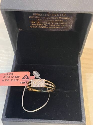 обручальное кольцо: Срочно продаю золотое кольцо с Бриллиантами 585 проба желтое золото