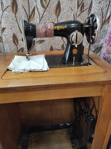 советские машинки: Швейная машина Швейно-вышивальная, Полуавтомат