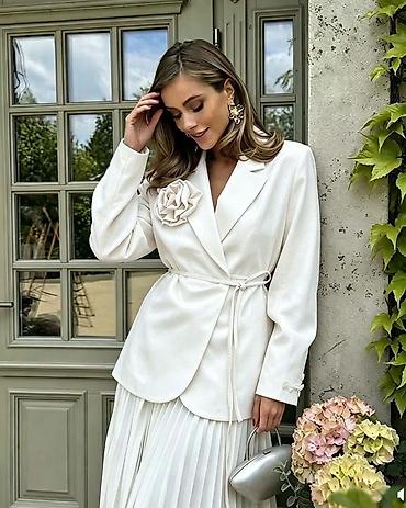 rumenilo: Elegantni ženski blejzer sa cvetnim detaljem

Sako: 2.999 dinara
S M L — 5