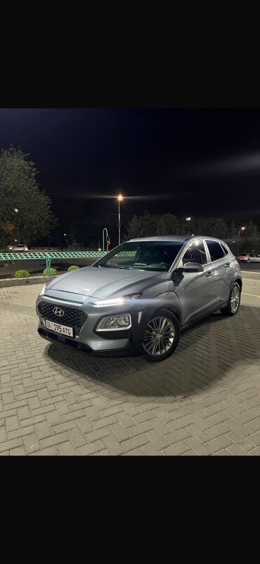 авто зеркала: Hyundai Kona, компактный кроссовер в сером металлике. Кузов и дизайн