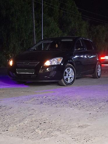 kia ceed 2010 universal: Kia Ceed hetçbek kuzalı avtomobil. Qara rəngdədir və 5 qapılı kuzova — 8