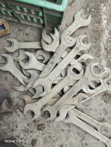 Инструменты для авто: Предлагается набор различных металлических гаечных ключей. В — 26