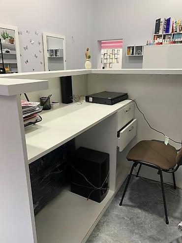 ofis ucun stol: Resepsiyon/qarşılama stolu - Dizayn: L formalı, ağ korpus üzərində — 2