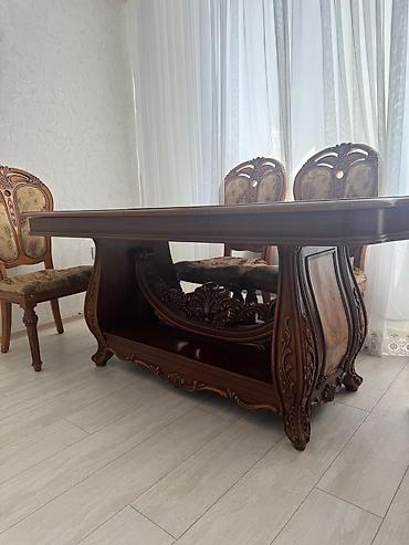 bir mebeldə i̇talyan mebelləri: Stol satılır. ƏLAQƏ nomrəsi- 055 897 22 23 - Üslub: Barokko/klassik — 2