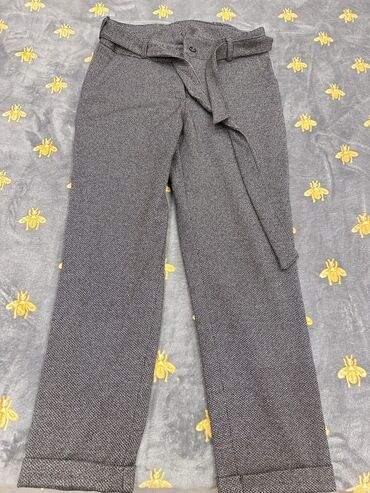 Dəstlər, kostyumlar: Qadın geyim dəsti – 4 parçadan ibarət 1) Açıq mavi, düz kəsimli jeans — 2