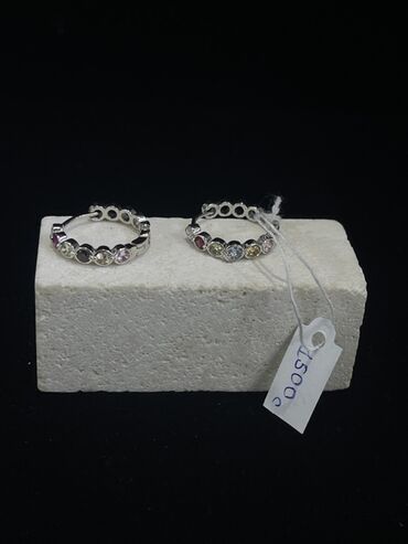 Серебряные серьги: Элегантные серьги-кольца серебристого цвета, украшенные россыпью — 6