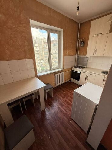 сдается 2 комнатная квартира в джале: 1 бөлмө, 35 кв. м, 105-серия, 8 кабат, Эски ремонт