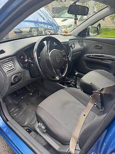 Kia: Kia Rio hetçbek, mavi rəngdə. Avtomobilin кузов tipi 5 qapılı — 12