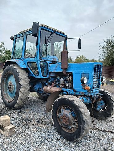 Traktorlar: Kənd təsərrüfatı işləri üçün traktor. Mavi rəngli, qapalı kabinli — 11