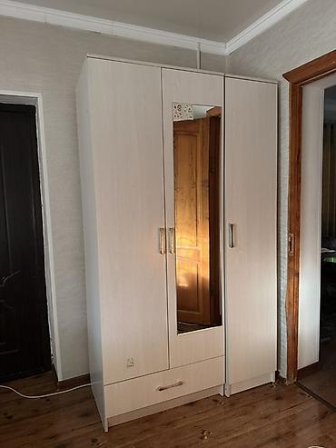 Трёхстворчатый шкаф-купе для одежды в светлом тоне (под выбеленный