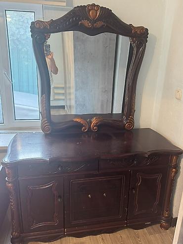 standing mirror: Классический стол/комод с зеркалом. - Хранение: 2 выдвижных верхних — 1