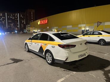 какая машина подойдет для яндекс такси: Автомобиль Hyundai Sonata белого цвета с характерной оклейкой такси