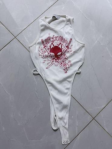 qırmızı bodilər: Ağ rəngli qadın bodisi – qolsuz, dəyirmi yaxalı. Ön hissədə qırmızı — 2