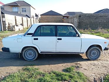 2107 qapı: Lada 2107, ağ rəng, sedan kuzov. - 4 qapı, 5 nəfərlik salon - Ön və — 2