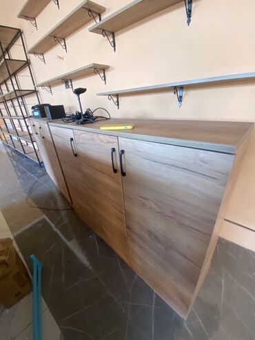 Rəf vitrinləri: Mağaza üçün metal karkaslı taxta rəf və vitrin dəsti - İstifadə — 7