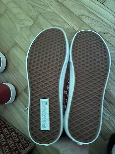 Patike: Predstavljamo uniseks Vans Old Skool patike u crvenoj boji. Ove patike — 12