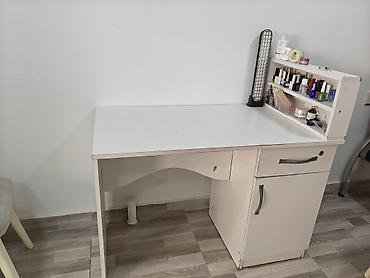 rezin yataq: Ağ rəngli iki qapılı şkaf - Minimalist dizayn, hamar səthlər və metal — 10