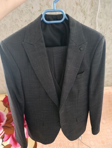Kostyumlar: Boz rəngdə klassik kişi kostyum dəsti. Tərkib:Kastuyum yeni alinib — 3