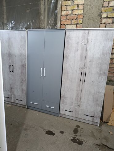 Шкафы для одежды: Шкафы-купе/распашные и табуреты с мягким сиденьем Описание: - — 1