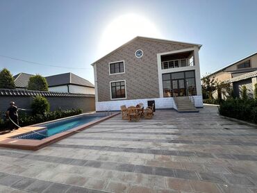 Həyət evi alıram: Həyət evi geniş ərazidə yerləşir və böyük hovuzu, rahat istirahət üçün