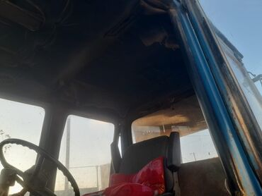 Traktorlar: Mavi rəngli təkərli kənd təsərrüfatı traktoru Xüsusiyyətlər: - — 18