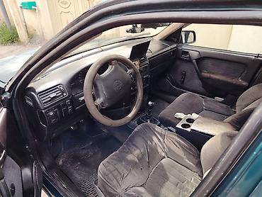 opel sükanı: Opel sedan, mavi rəng. 4 qapı, lyuklu dam. Mexaniki sürətlər qutusu — 2