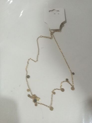 Bijuteriya dəstləri: Zərgərlik dəsti – qızılı rəng aksesuarlar Tərkib: - Boyunbağı 1: incə — 1