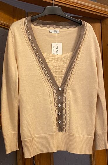 Köynək və bluzalar: Qadın geyimləri – 2 fərqli model 1) Ağ bluz: - Yumşaq, axıcı parça - — 35