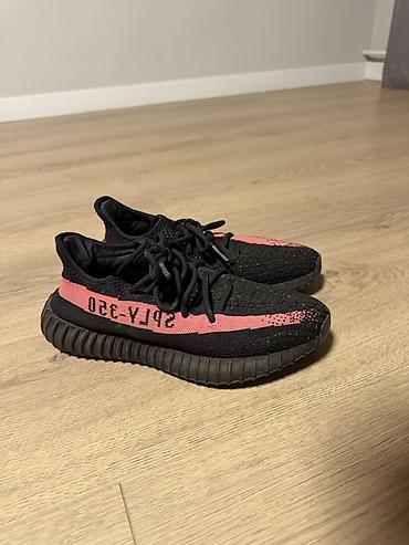 Кроссовки в стиле Yeezy Boost 350 V2 (силуэт 350). Цена договорная