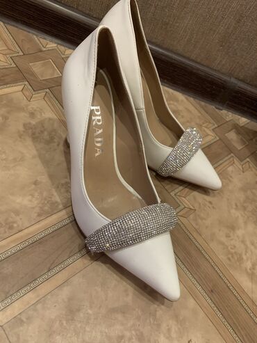 обувь на зиму: Туфли, 36, Prada, Новый, цвет - Белый, Бесплатная доставка