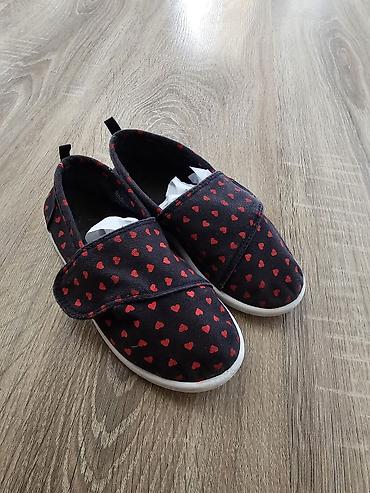 Uşaq ayaqqabıları: Uşaq ayaqqabısı – qara parça üstündə qırmızı ürək naxışlı slip-on — 1
