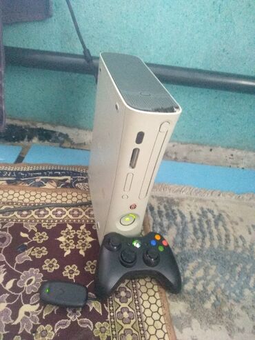 Xbox 360: Продам xbox 360 один новый беспроводной джойстик и одна игра