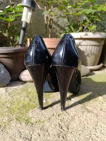 tn marke: Lakovane salonke br 38,poreklo Turska,visina stikle 12 cm,gaziste 22 — 3