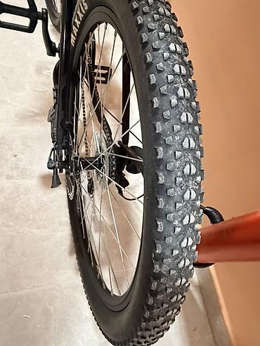 24 velosiped: Dağ velosipedi – Apache marka, mat qara rəng. Xüsusiyyətlər: - — 6