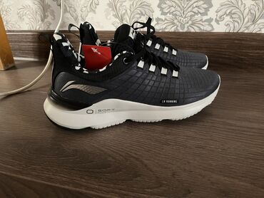 Кроссовки и спортивная обувь: Продаю кроссовки от Li ning