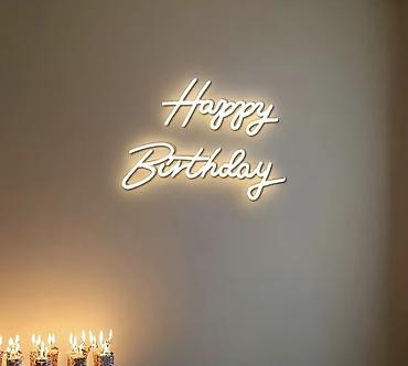 sto za tapete: LED neonski natpis “Happy Birthday” - Svetleći natpis u modernom — 3