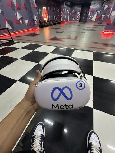 очки вертикальной реальности: VR-шлем Meta в белом цвете с логотипом Meta. Эта модель обеспечивает