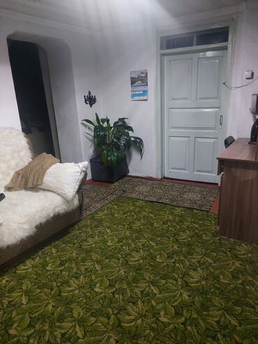 Продажа домов: Продаю дом с мебелью, двор на 2 машины, участок 8 соток. Внутри дома — 9