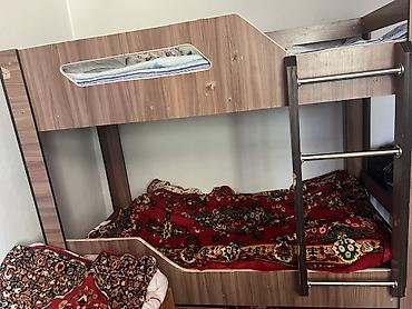 Двухъярусная кровать из ламинированного ДСП с металлической лестницей