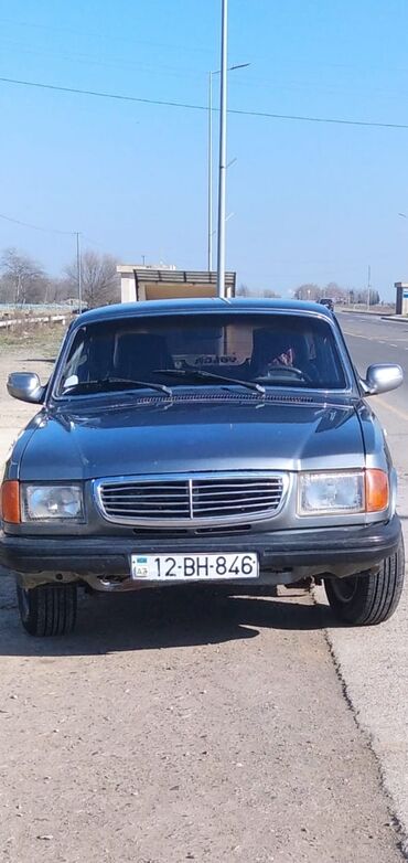 фольксваген поло седан 1 6: Boz rəngdə "QAZ Volga" avtomobili. Dörd qapılı sedan kuzov tipinə