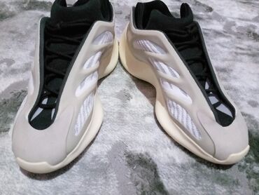 обувь ecco: Продаю Adidas Yeezy Boost 700 V3 ни разу не одевал ( новый ) цена 2200